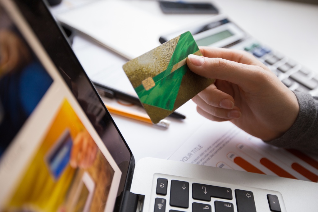 business-person-hand-holding-credit-card.jpg ноутбук