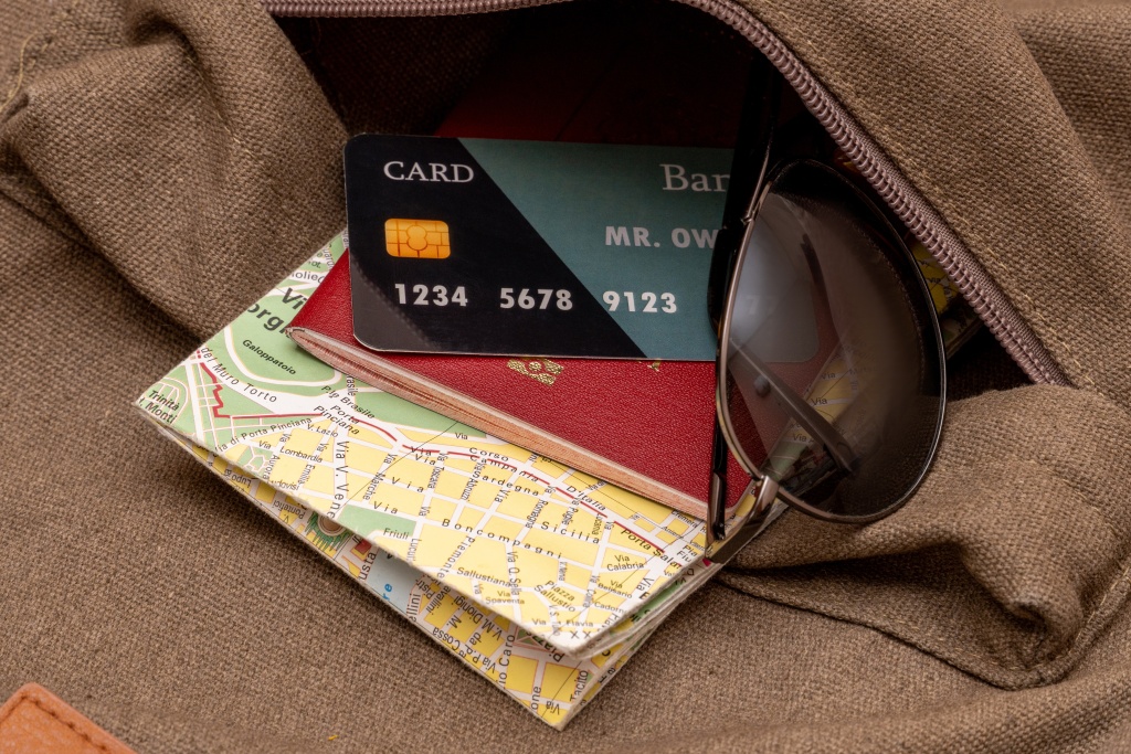tourist-map-credit-card-sunglasses-passport-pocket.jpg очки