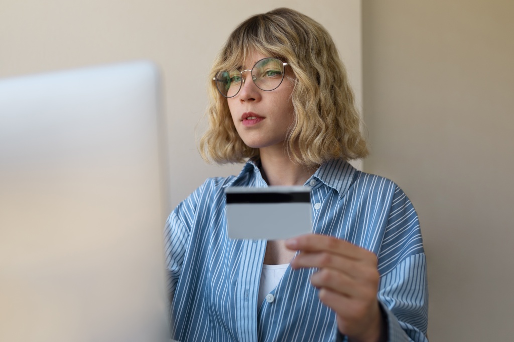 financially-independent-woman-side-view.jpg очки
