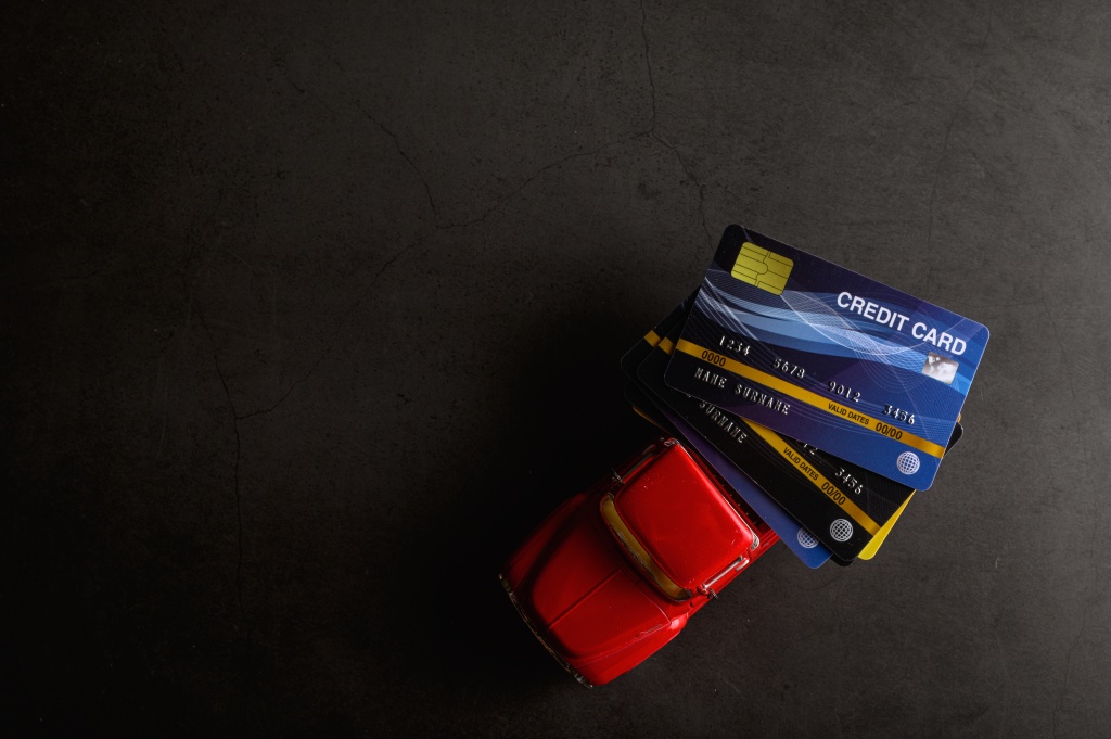 credit-card-red-pickup-model-black-floor.jpg машина