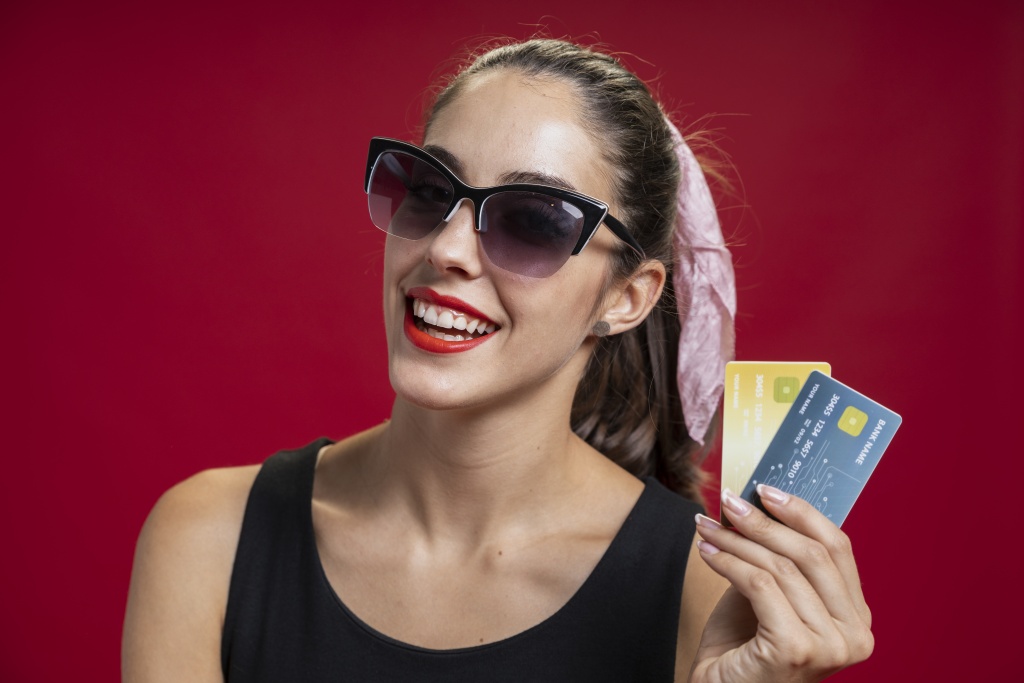 fashion-woman-showing-her-credit-cards.jpg красная помада